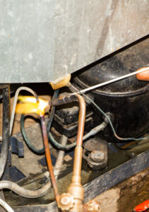 Buscando por Conserto de Adega Climatizada em Aracaju? servico-conserto-geladeira (2)