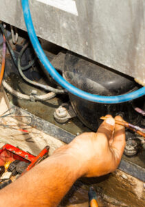 Buscando por Conserto de Adega Climatizada em Aracaju? servico-conserto-geladeira (4)